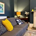 Entire Stylish Colourful Two Bed Flat In Clifton *
