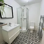 Entire Stylish Colourful Two Bed Flat In Clifton