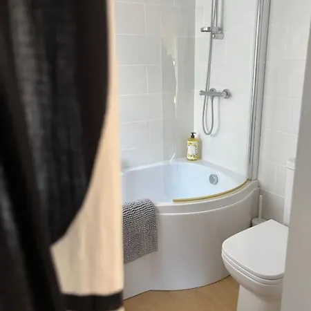 Entire Stylish Colourful Two Bed Flat In Clifton *