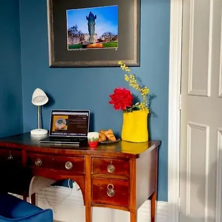 Entire Stylish Colourful Two Bed Flat In Clifton 布里斯托