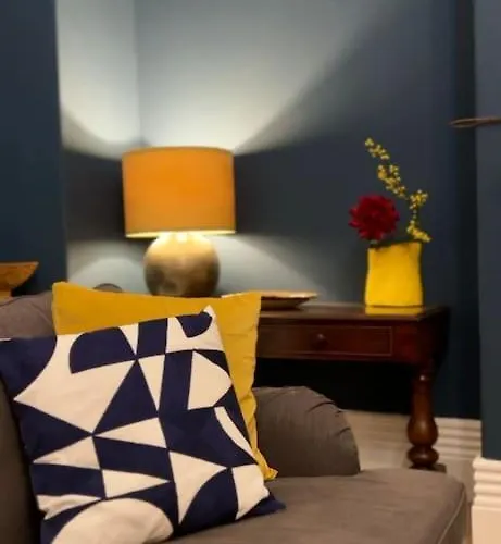 Entire Stylish Colourful Two Bed Flat In Clifton *