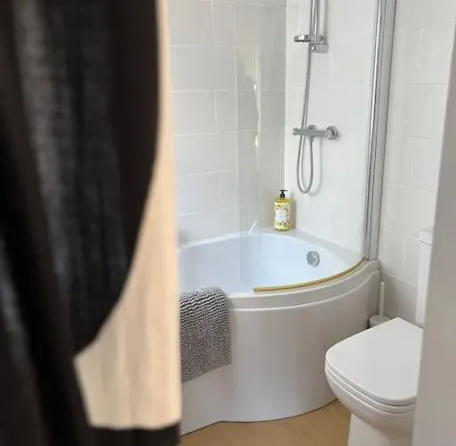 Entire Stylish Colourful Two Bed Flat In Clifton *