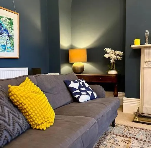 Entire Stylish Colourful Two Bed Flat In Clifton *