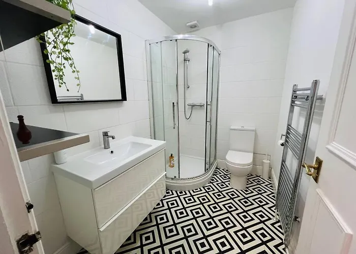 Entire Stylish Colourful Two Bed Flat In Clifton