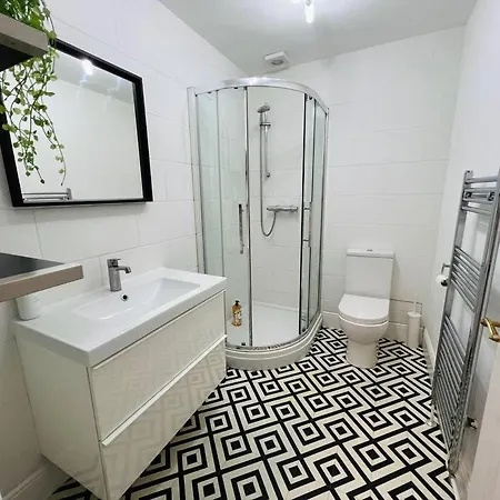 Entire Stylish Colourful Two Bed Flat In Clifton