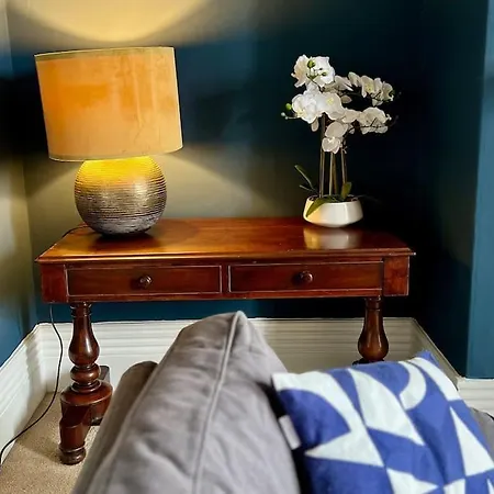 Entire Stylish Colourful Two Bed Flat In Clifton