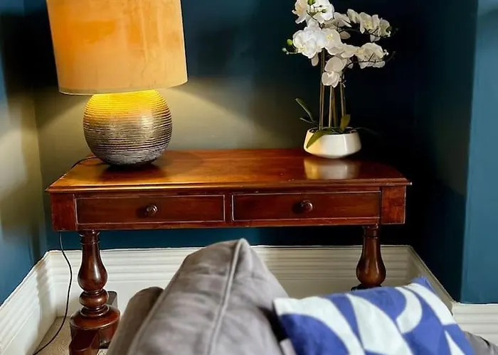 Entire Stylish Colourful Two Bed Flat In Clifton